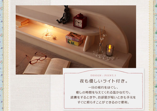 ヘッドボードにはライト付き